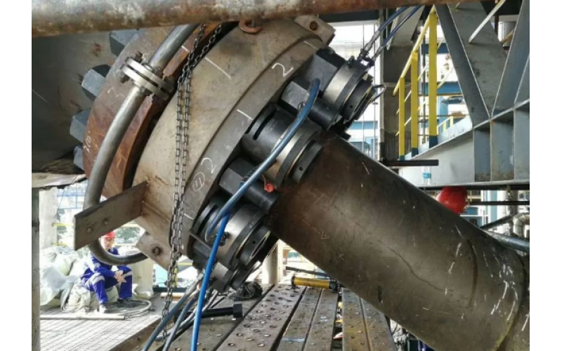 化肥氨合成塔顶盖螺栓预紧客户选用云博（中国）KWZK液压螺栓拉伸器